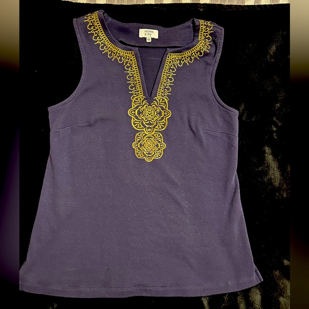 Cute blue top, worn once. Size XS, fits like S